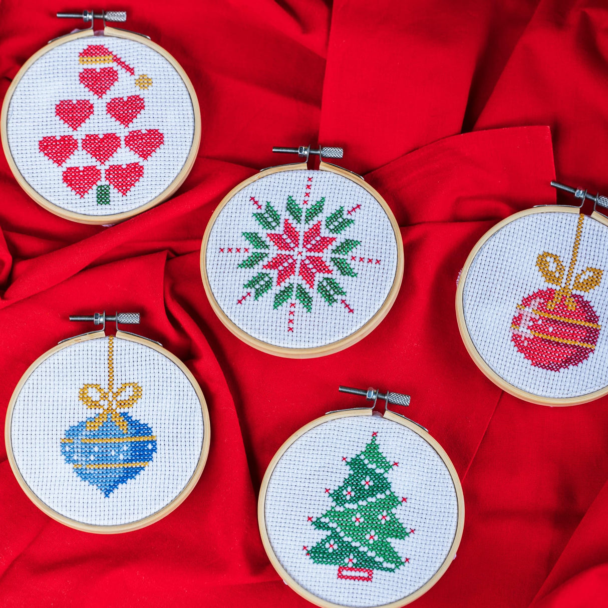 101 Christmas Minis, Book 2-Packed with Traditional Holiday Designs for Ornaments, Gift Embellishments and More LEISURE ARTS