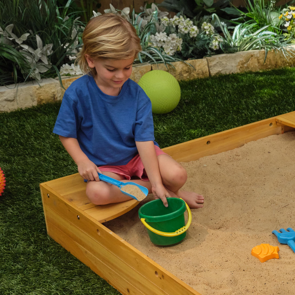 KidKraft Wooden Backyard Sandbox with Built-in Corner Seating and Mesh Cover, Kid's Outdoor Furniture, Honey, Gift for Ages 2-8 KidKraft