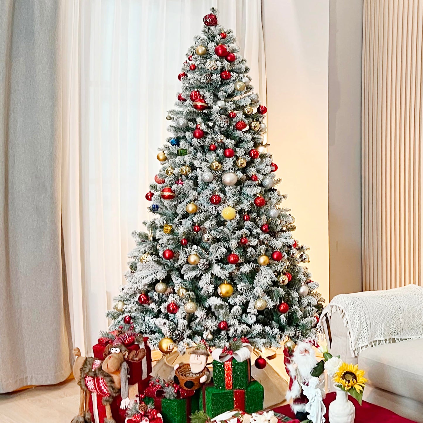 Hykolity 6.5 ft Snow Flocked Artificial Christmas Tree with Pine Cones, 764 Tips, Metal Stand and Hinged Branches