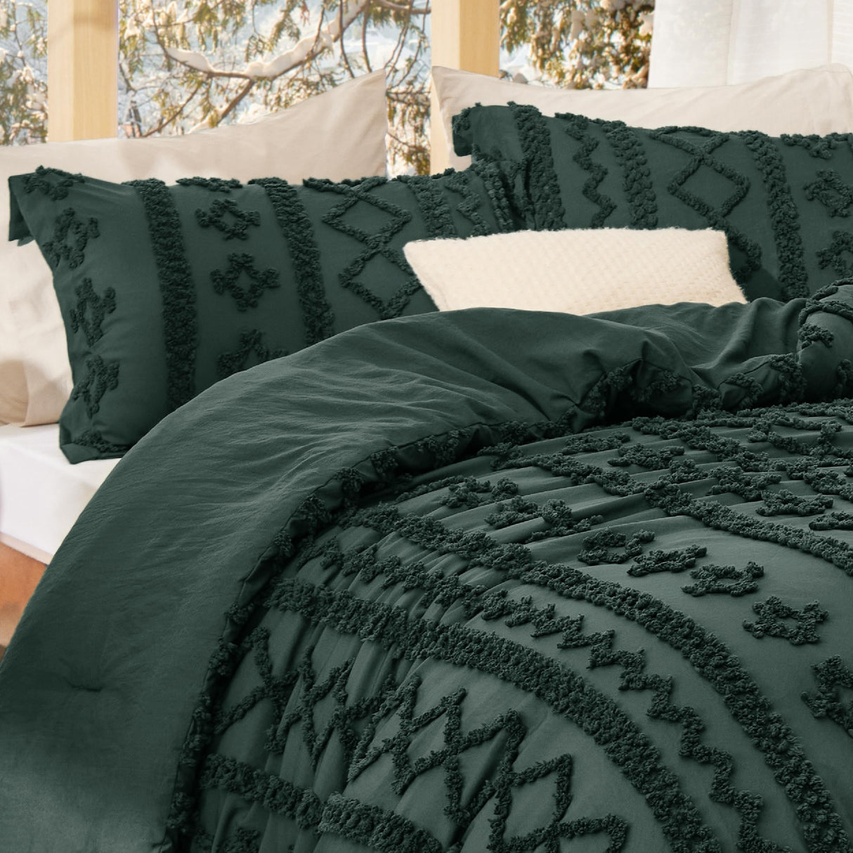 Bedsure Tufted Boho Comforter Set King Size - Emerald Green Boho Bed Set, GentleSoft™ 3 Pieces Farmhouse Shabby Chic Embroidery Bedding, Gifts for Woman, Soft Jacquard King Comforter for All Seasons Bedsure