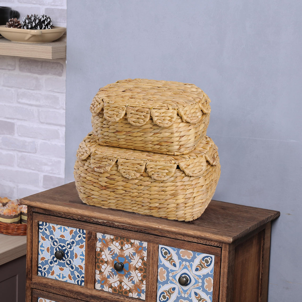LUSYDECO Set of 2 Hand Round Wicker Storage Baskets with Lid, Rattan Basket Decorative Boxes, Woven Storage Box Hyacinth Basket with Lids, Scalloped Edge Wicker Basket with Lid LUSYDECO