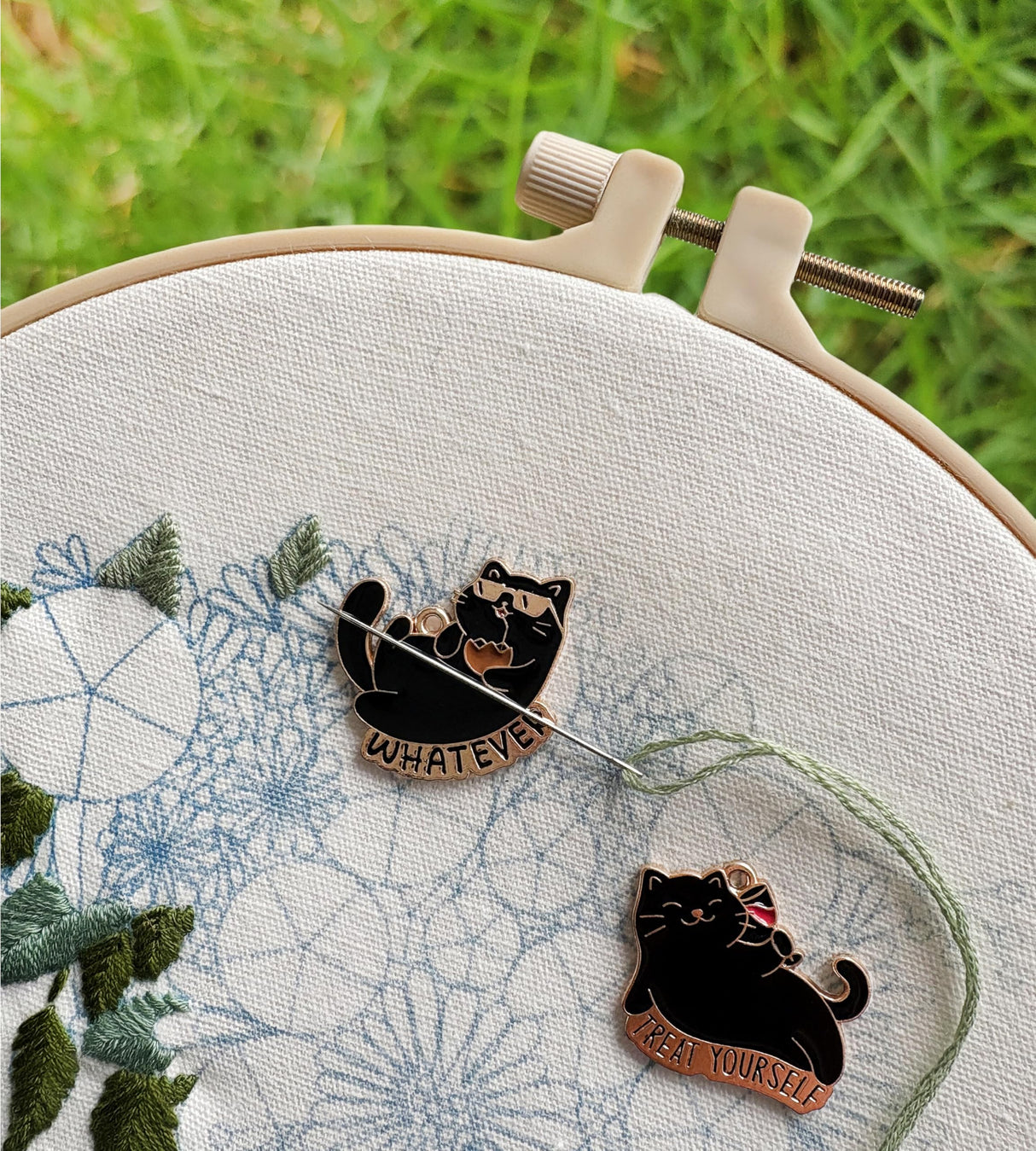 Cats (2 Pieces) Needle Minder Magnetic Needle Keeper for Cross Stitch Embroidery Sewing Needle and Pin Holders HENYANMHXH