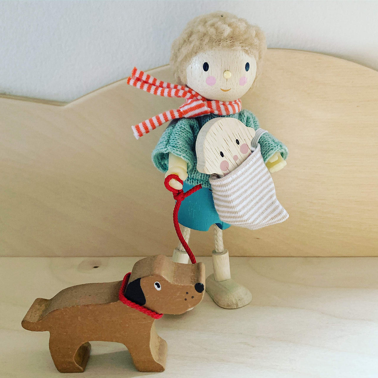 Tender Leaf Toys - The Goodwood Family - Wooden Miniatures Flexible Doll, Multicultural Action Figure for Dollhouse - Encourage Creative and Imaginative Fun Play for Children - Age 3+ Tender Leaf Toys