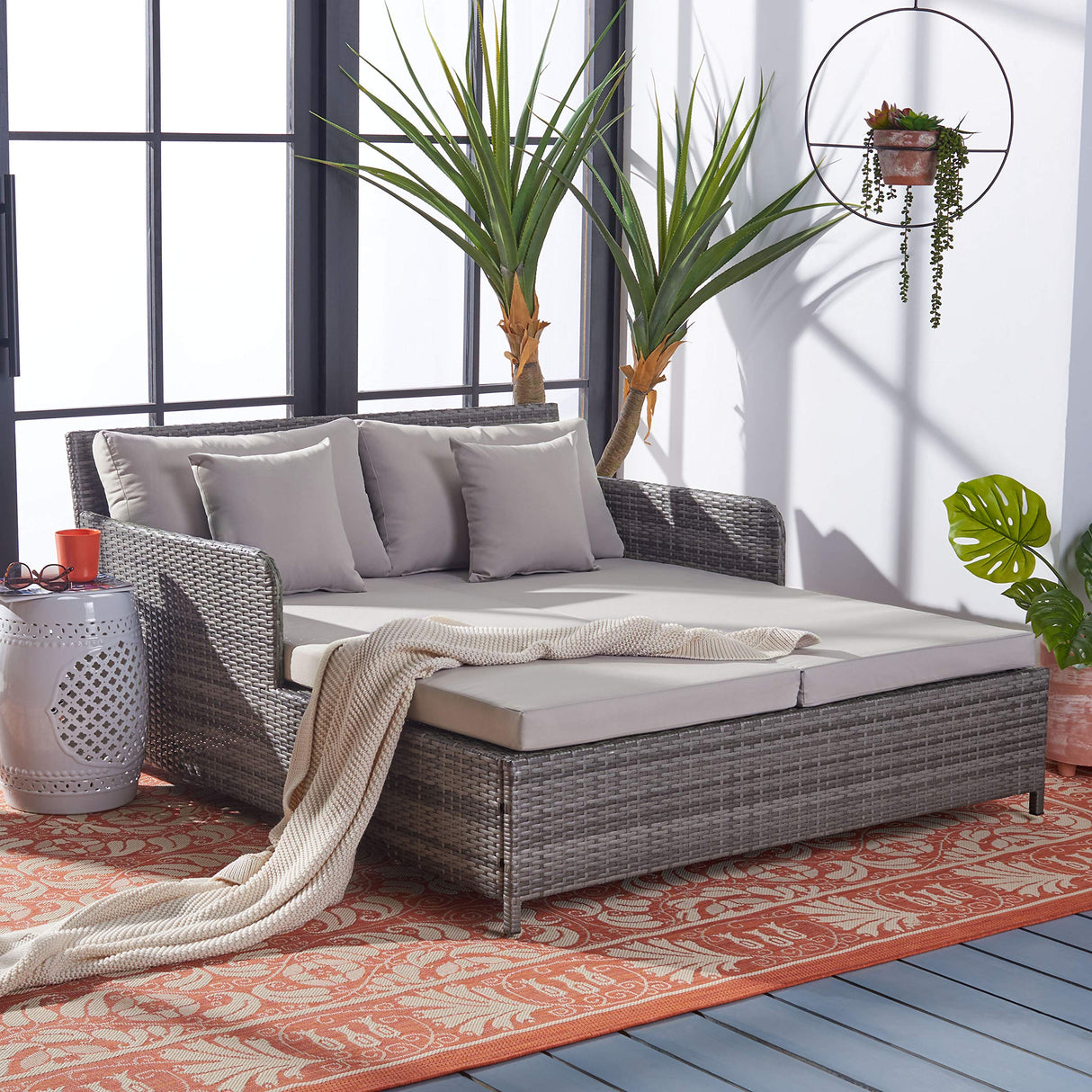 Safavieh PAT7500B Outdoor Collection Cadeo Grey Cushion Daybed SAFAVIEH