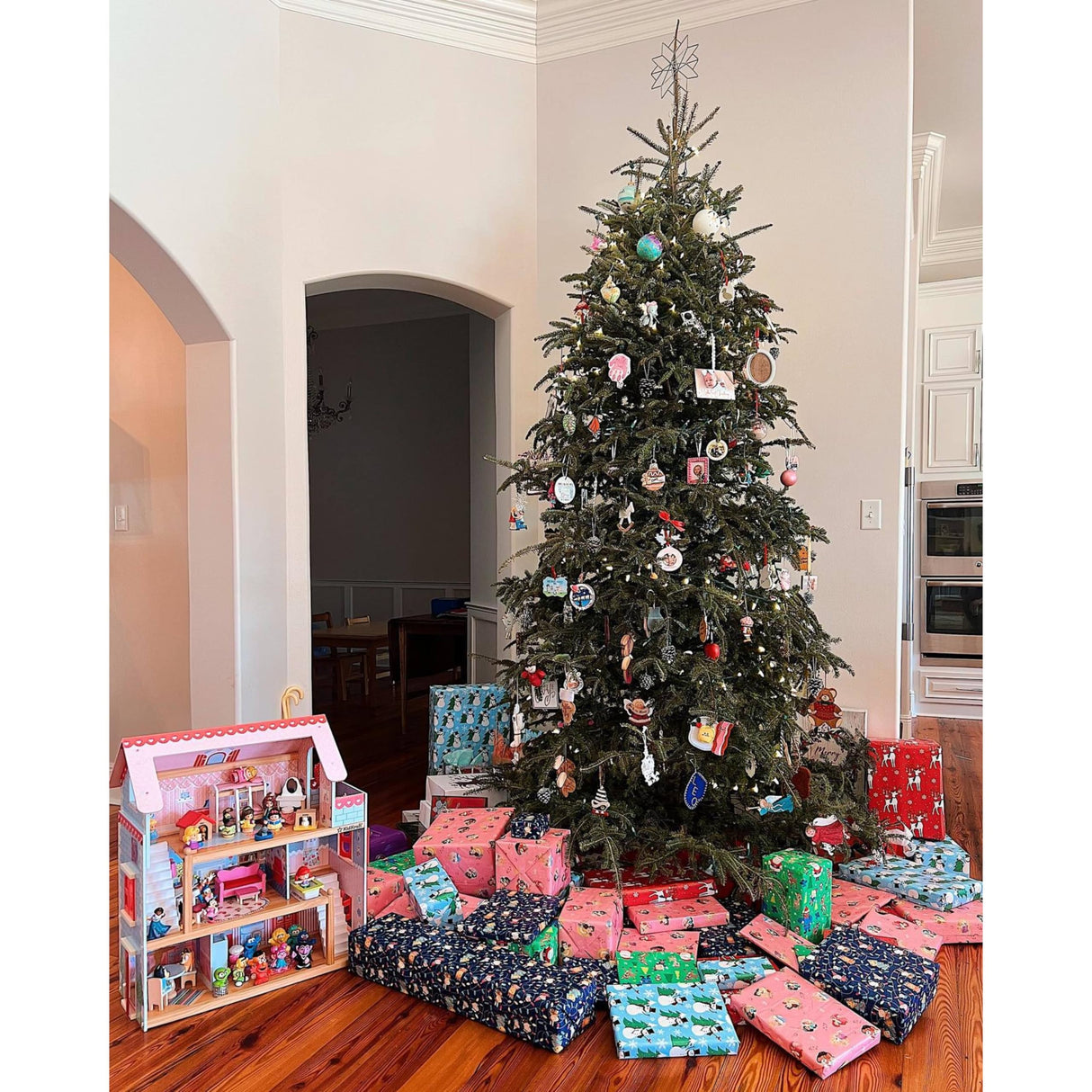 KidKraft Chelsea Doll Cottage Wooden Dollhouse with 16 Accessories, Working Shutters, for 5-Inch Dolls KidKraft