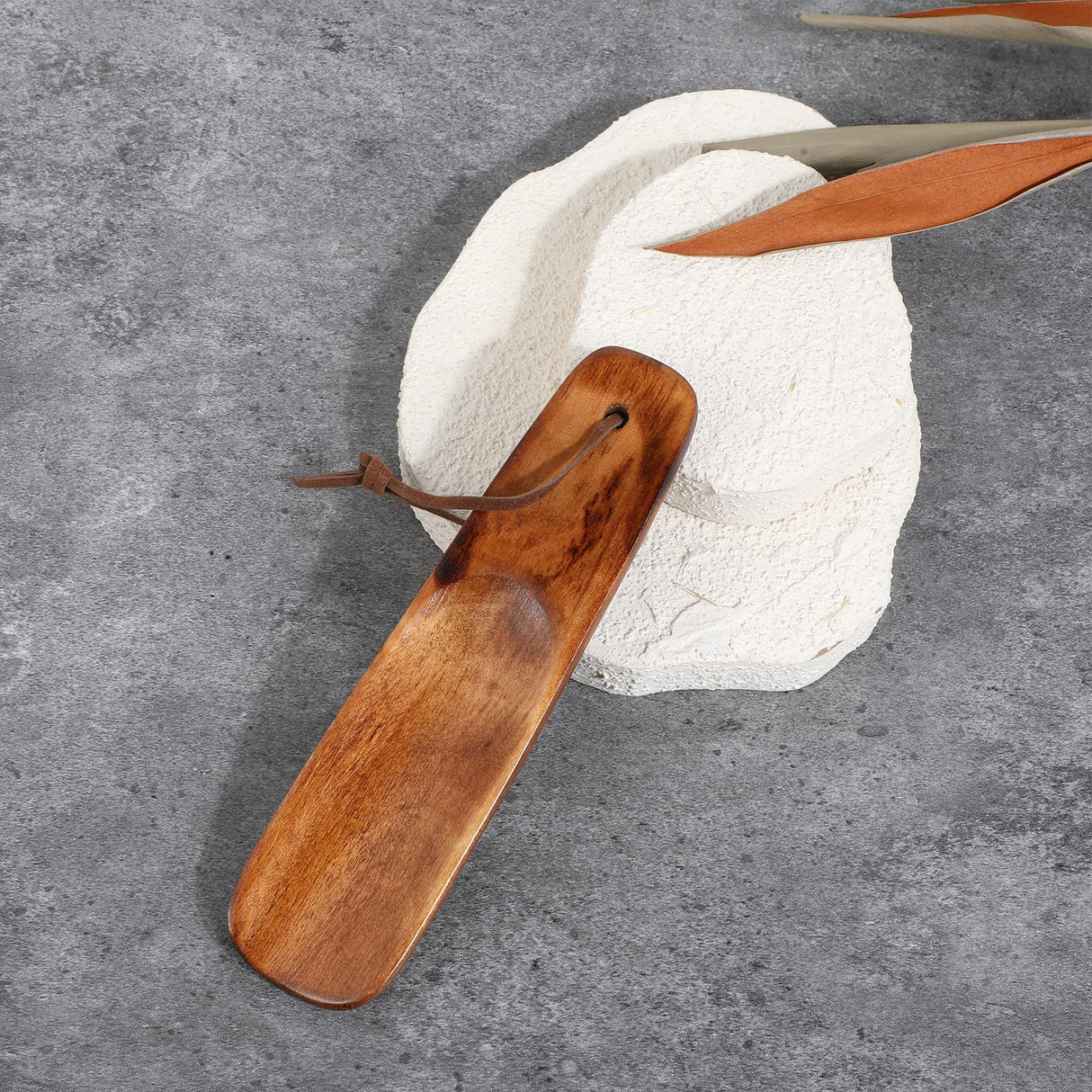 Piriuuo Wood Shoehorn, 6" Short Handle Shoe Horn with Leather Lanyard Non Slip Shoe Lifter Lazy Shoes Aid Tool Easy Wear Helper Shoehorns for Seniors Pregnancy Men Women Kids Piriuuo