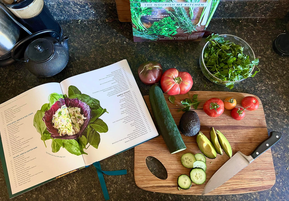 The Nourish Me Kitchen: Essential Health Wisdom & Wholesome Everyday Recipes Y Nourish Me