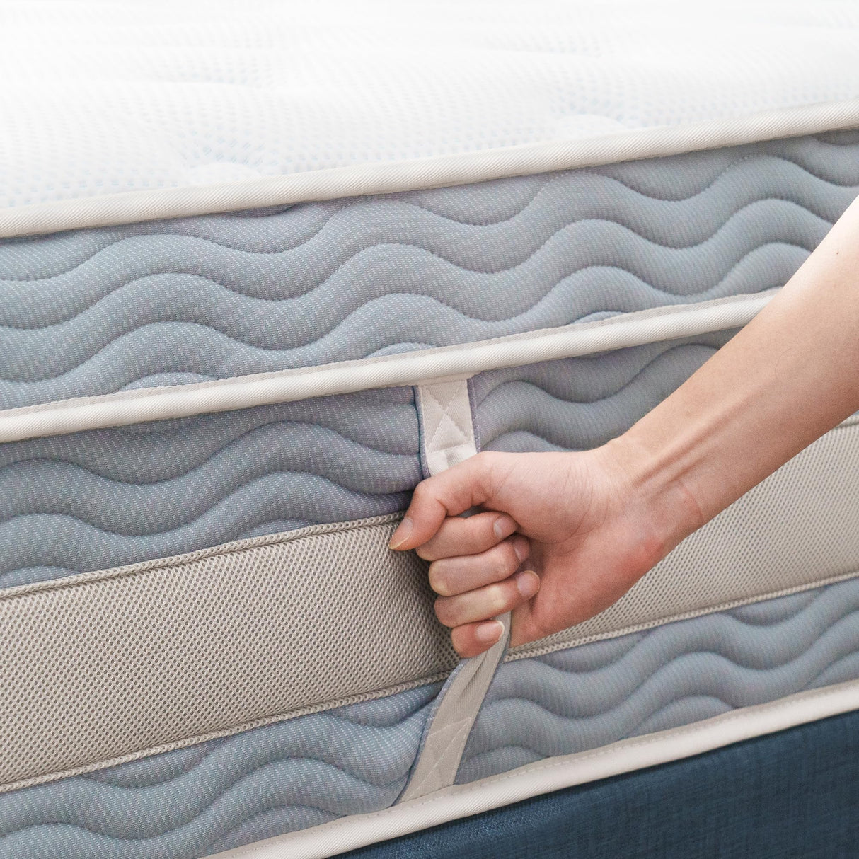 ZINUS 14 Inch Cooling Comfort Support Hybrid Mattress [New Version], Queen, Fiberglass Free, Medium Plush, Cooling Motion Isolation, Certified Safe Foams & Fabric, Mattress in A Box Zinus