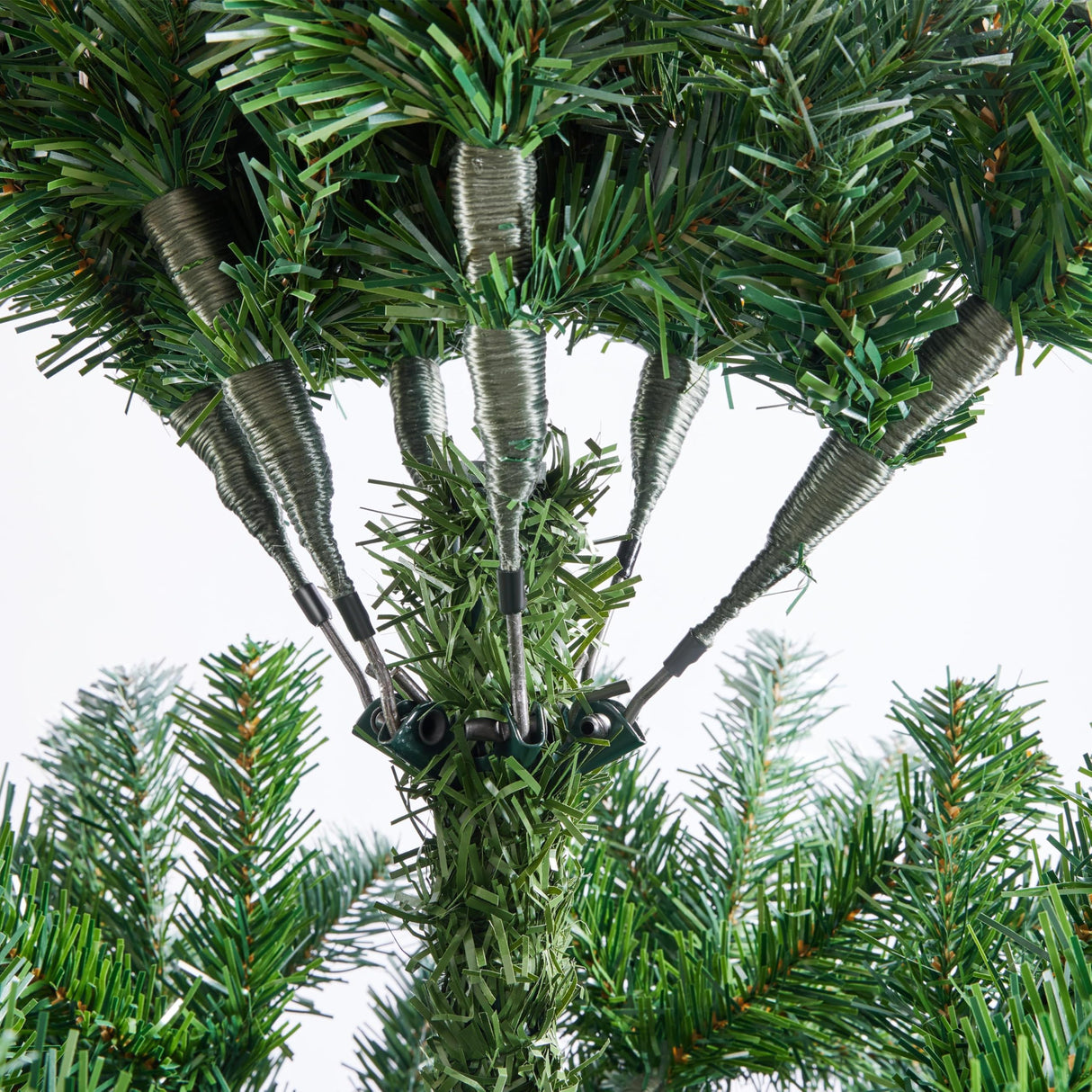 Yaheetech 6ft Artificial Christmas Tree, Snow Flocked Christmas Tree w/64 Pinecones, 920 Frosted Tips, Pre-Decorated Tree for Holiday Party Decoration Yaheetech