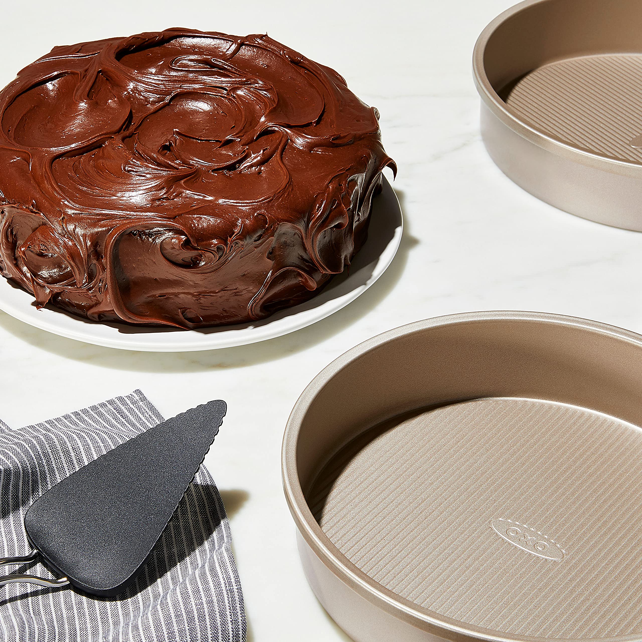 Good Grips Non-Stick Pro 9-Inch Round Cake Pan - Thumbnail 2