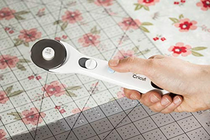 Cricut Rotary Cutter - Rotary Cutter for Fabric, Sewing and Quilting Projects - Compatible For Both Right- and Left-Handed Use - [45mm]