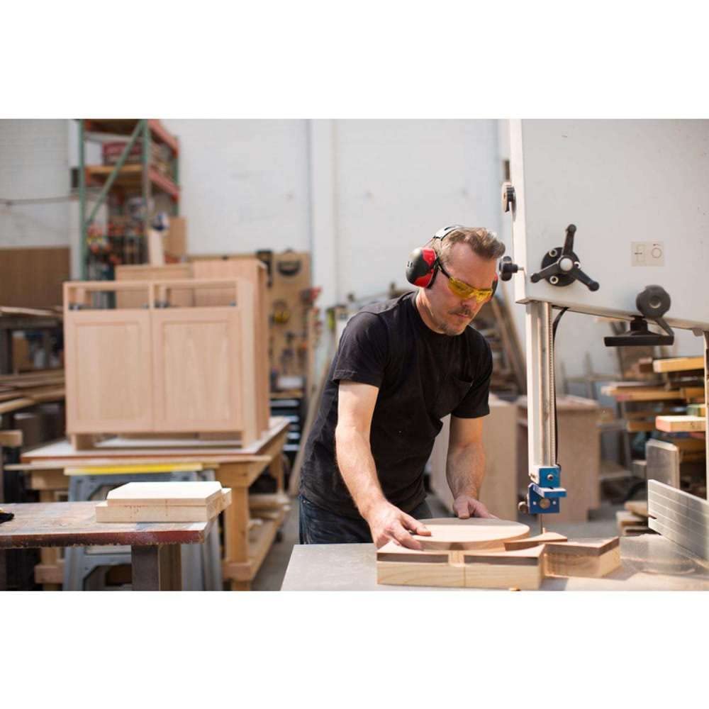 3M Pro-Grade Noise-Reducing Earmuff, NRR 30 dB, Lightweight and Adjustable, Black/Red, One Size 3M