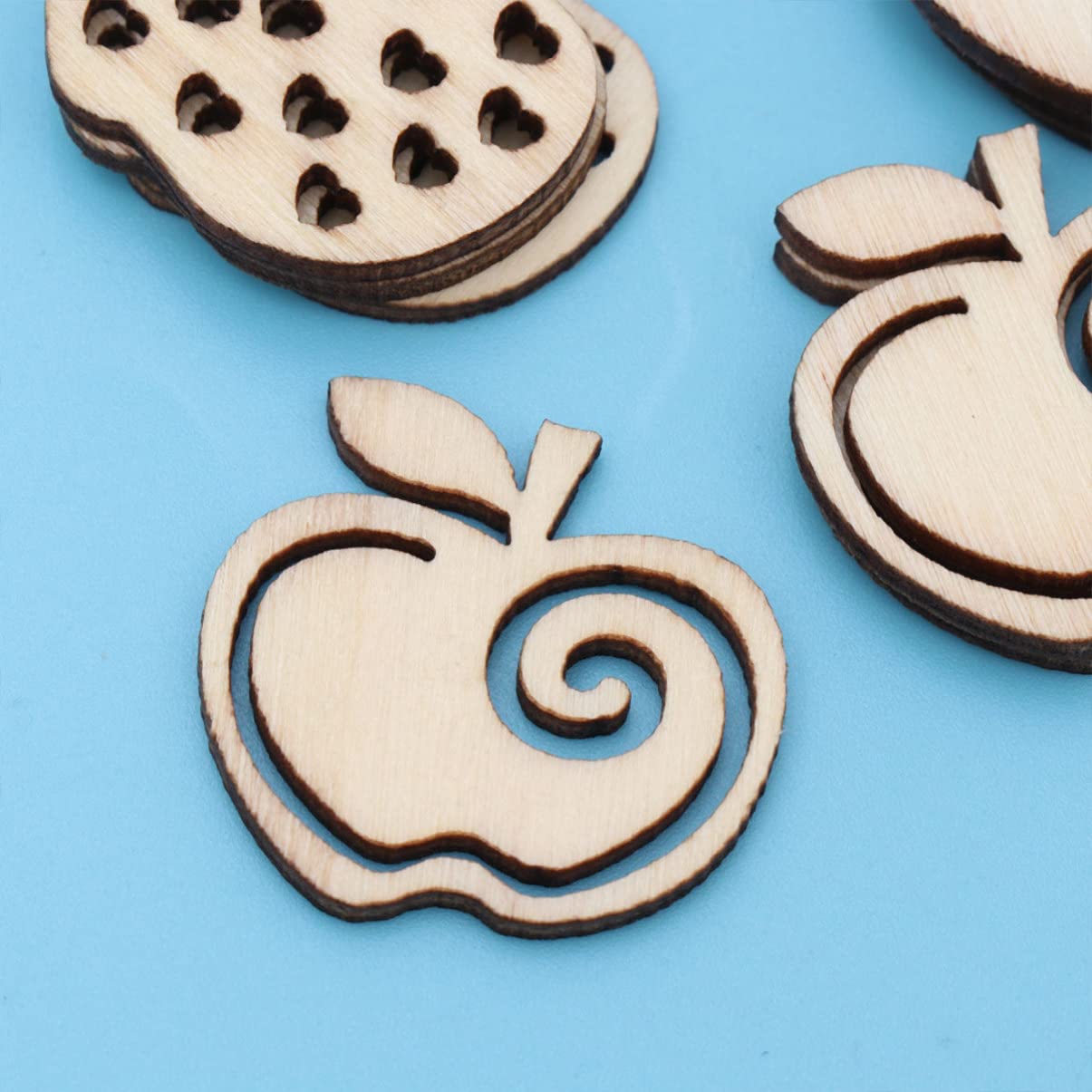 Amosfun 100pcs Wooden Apple Cutout Unfinished Mini Wood Apple Pieces Slice Centerpiece Embellishment for Xmas Wedding Birthday Table Decor DIY Craft