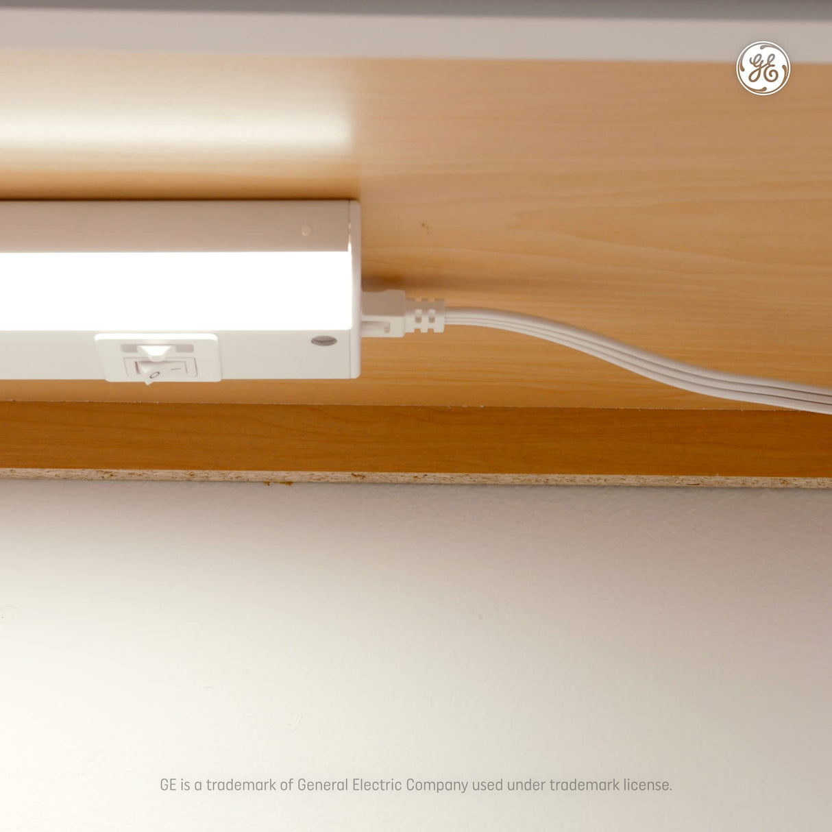 GE LED Undercabinet Light Fixture, Linkable Integrated Plug-In Light Fixture, Daylight, 18in (1 Pack) GE