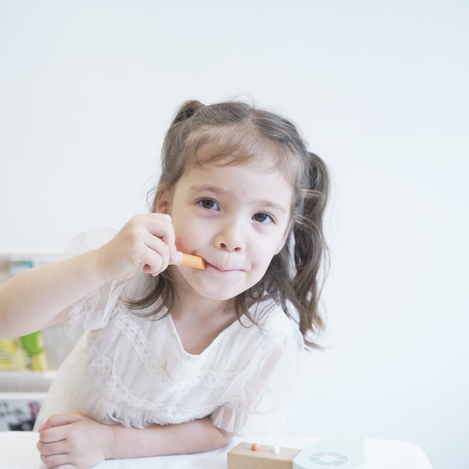 nunukids Wooden Makeup Toy Set Pretend Wood Beauty Salon Toys Toddler Wooden Makeup Kit for Girls 16PC nunukids