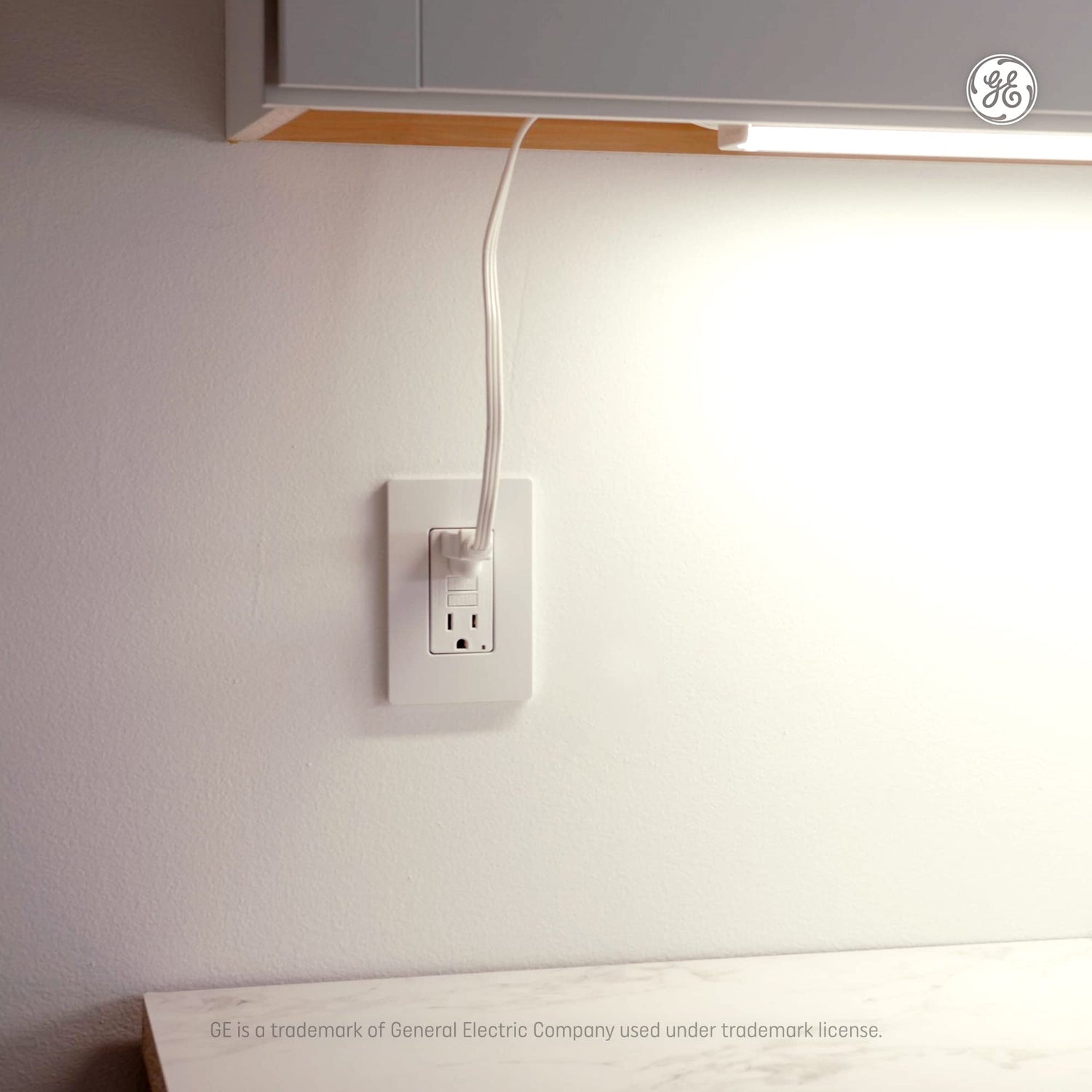 GE LED Undercabinet Light Fixture, Linkable Integrated Plug-In Light Fixture, Daylight, 18in (1 Pack) GE