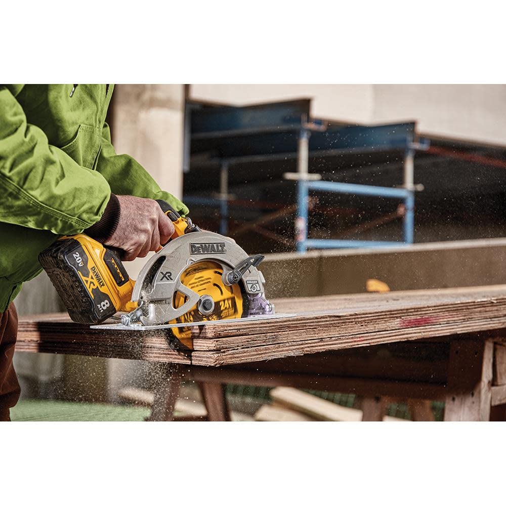 DEWALT 20V MAX* XR® BRUSHLESS 7-1/4" CIRCULAR SAW WITH POWER DETECT™ (Tool Only) (DCS574B) DEWALT