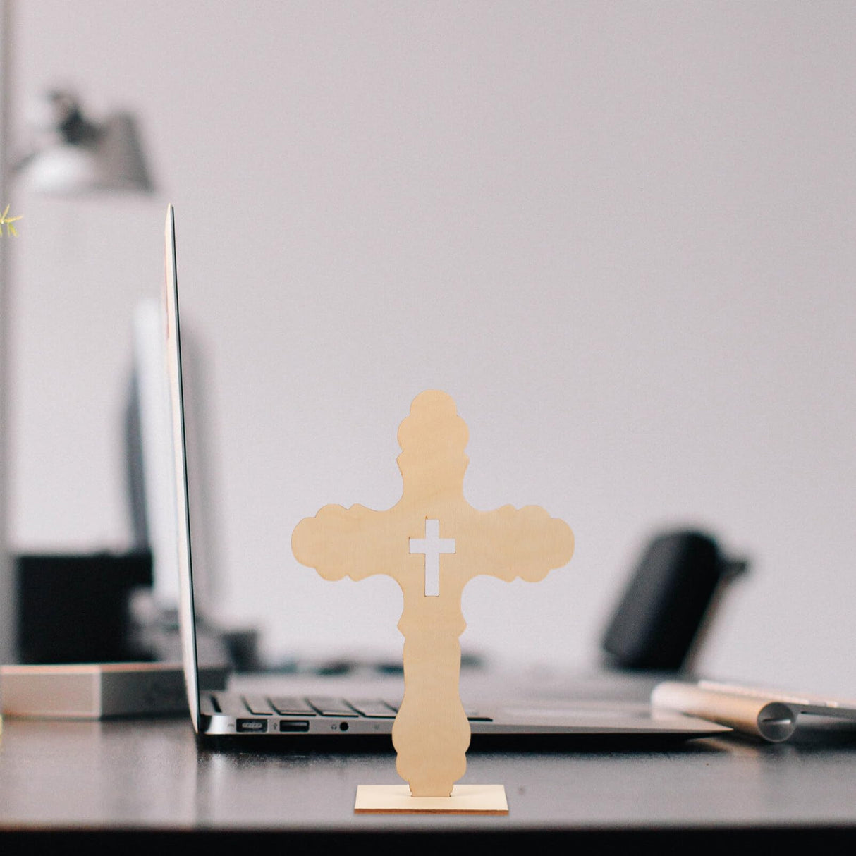 KALLORY Unfinished Wood Crosses with Stand, 10pcs Wood Standing Christian Cross Religious Jesus Cross Tabletop Altar Cross Figurine for Crucifix KALLORY