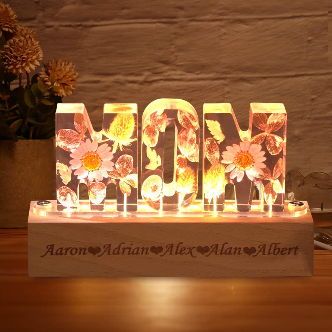 Ozinna Personalized Mom Flower Lamp Custom Dry Flower Name Epoxy Resin Night Light, Flower Crystal Women Resin Alphabet Lights Mothers Day Christmas Ozinna