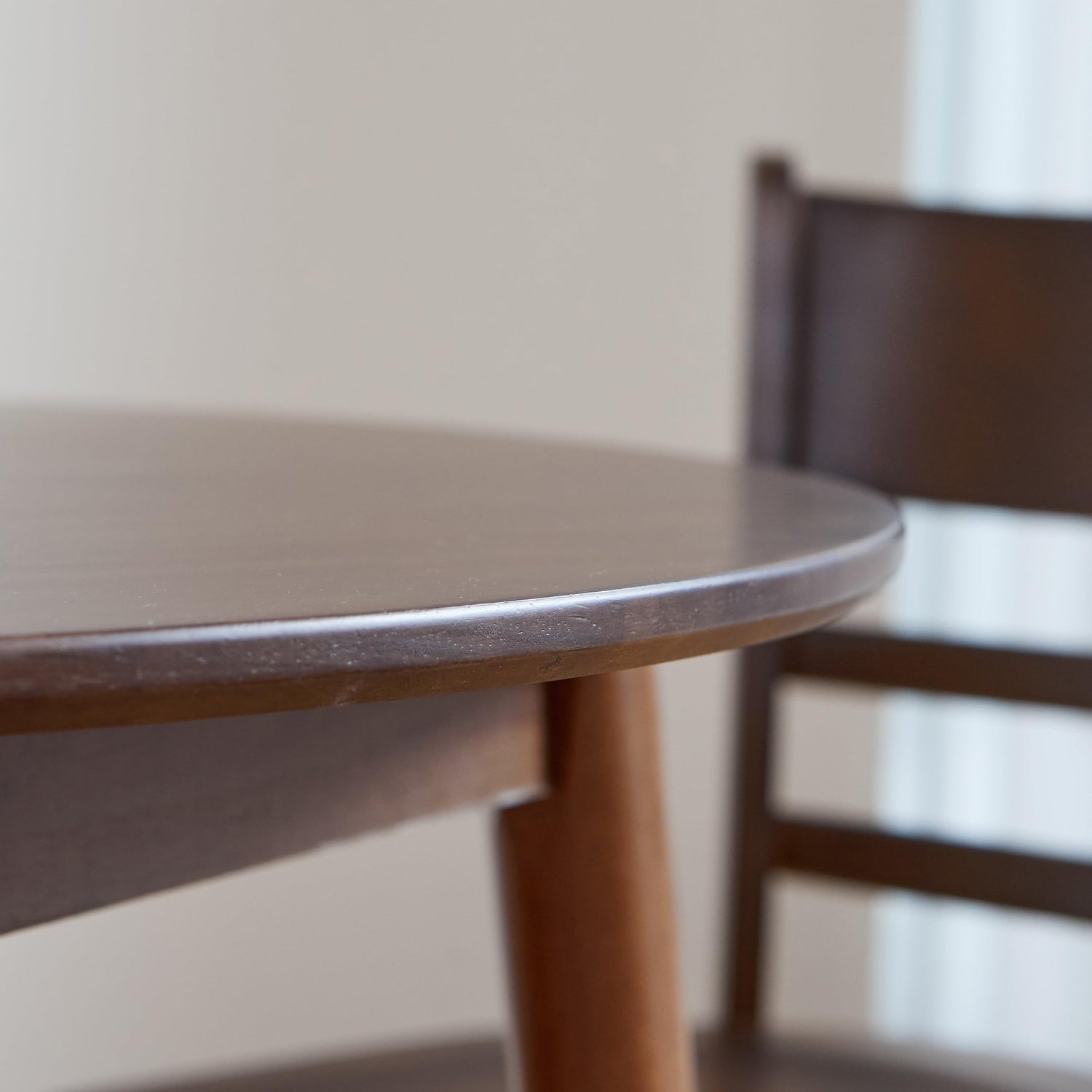 Livinia Aslan 35.4" Round Wooden Dining Table/Mid Century Modern Malaysian Oak Kitchen Table (Walnut) Livinia