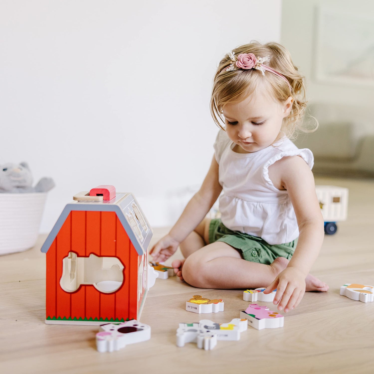 Melissa & Doug Wooden Take-Along Sorting Barn Toy with Flip-Up Roof and Handle, 10 Wooden Farm Play Pieces - Farm Toys, Shape Sorting And Stacking Melissa & Doug
