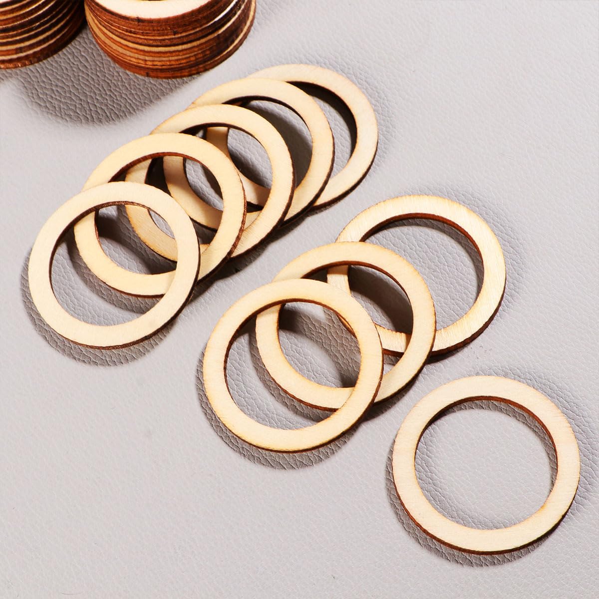 TEHAUX 100pcs 4cm Wooden Hoops for Crafts, Wooden Frames Unfinished Wood Wreath Ring Christmas Wooden Pieces Round Macrame Ring Blank for DIY Craft TEHAUX