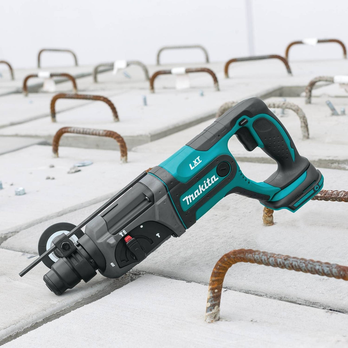 Makita XRH04Z 18V LXT® Lithium-Ion Cordless 7/8" Rotary Hammer, accepts SDS-PLUS bits, Tool Only Makita