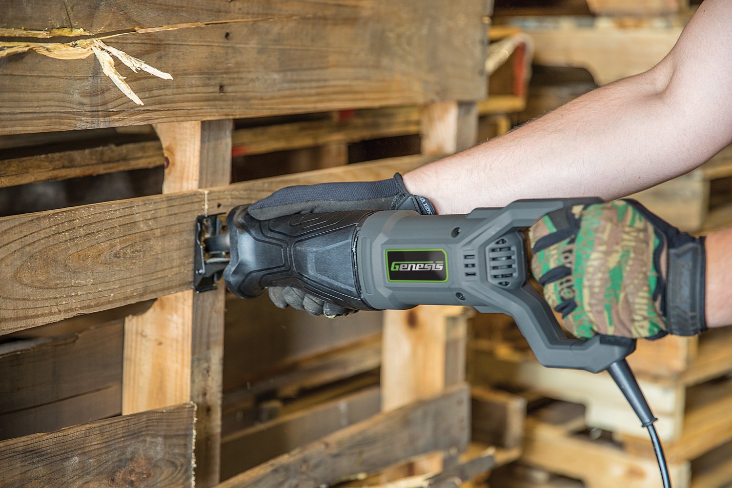 Genesis GRS750 7.5-Amp Variable-Speed Reciprocating Saw with Adjustable Pivoting Front Shoe, Wood and Metal Cutting Blades and 2 Year Warranty Genesis