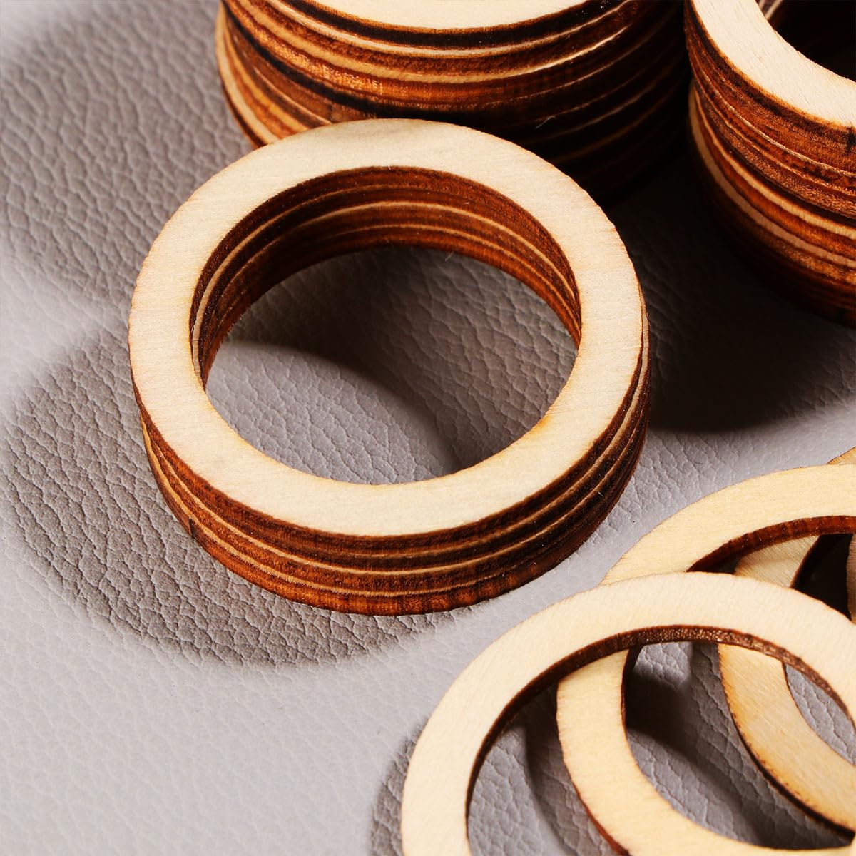 TEHAUX 100pcs 4cm Wooden Hoops for Crafts, Wooden Frames Unfinished Wood Wreath Ring Christmas Wooden Pieces Round Macrame Ring Blank for DIY Craft TEHAUX