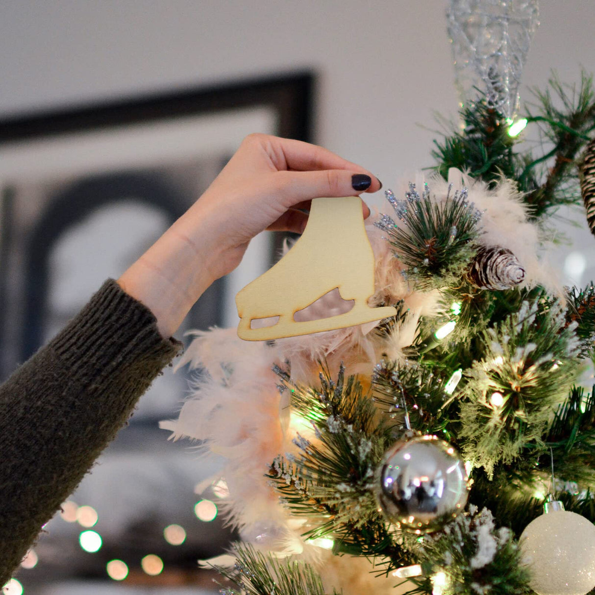 Hockey Skates Ornament Wooden Ice Skating Ornament 40 Sets Unfinished Wood Slices Wood Graffiti Pendants Hanging Ornaments for Christmas Tree SEWACC