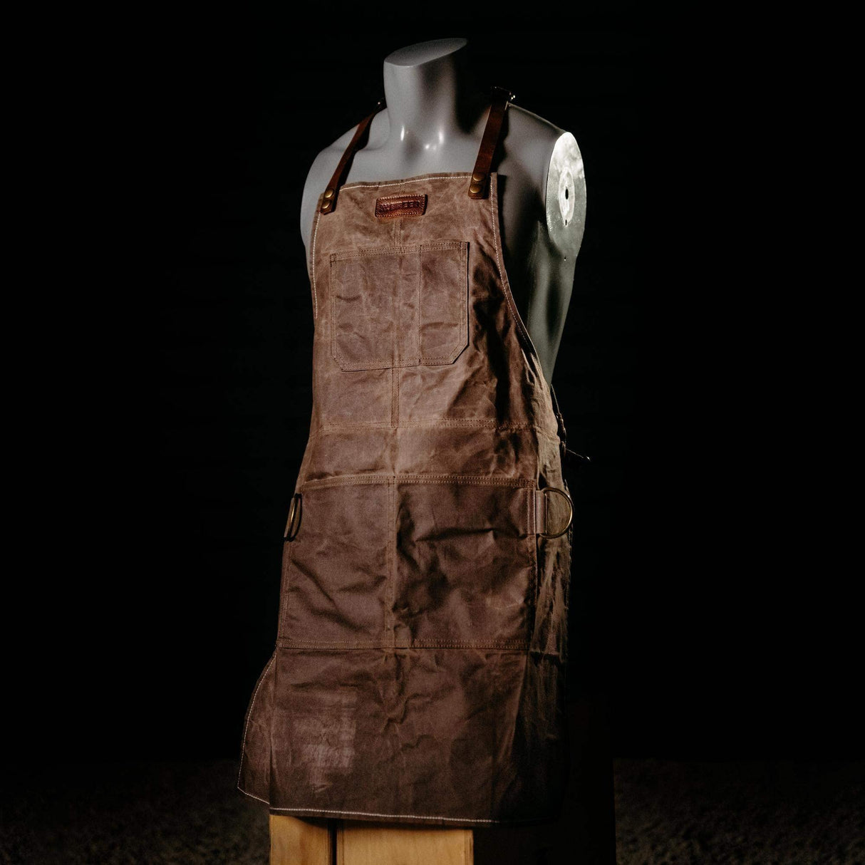 Breeo Waxed Canvas Apron | Leather Straps | D Rings & Pockets | Adjustable Straps Breeo