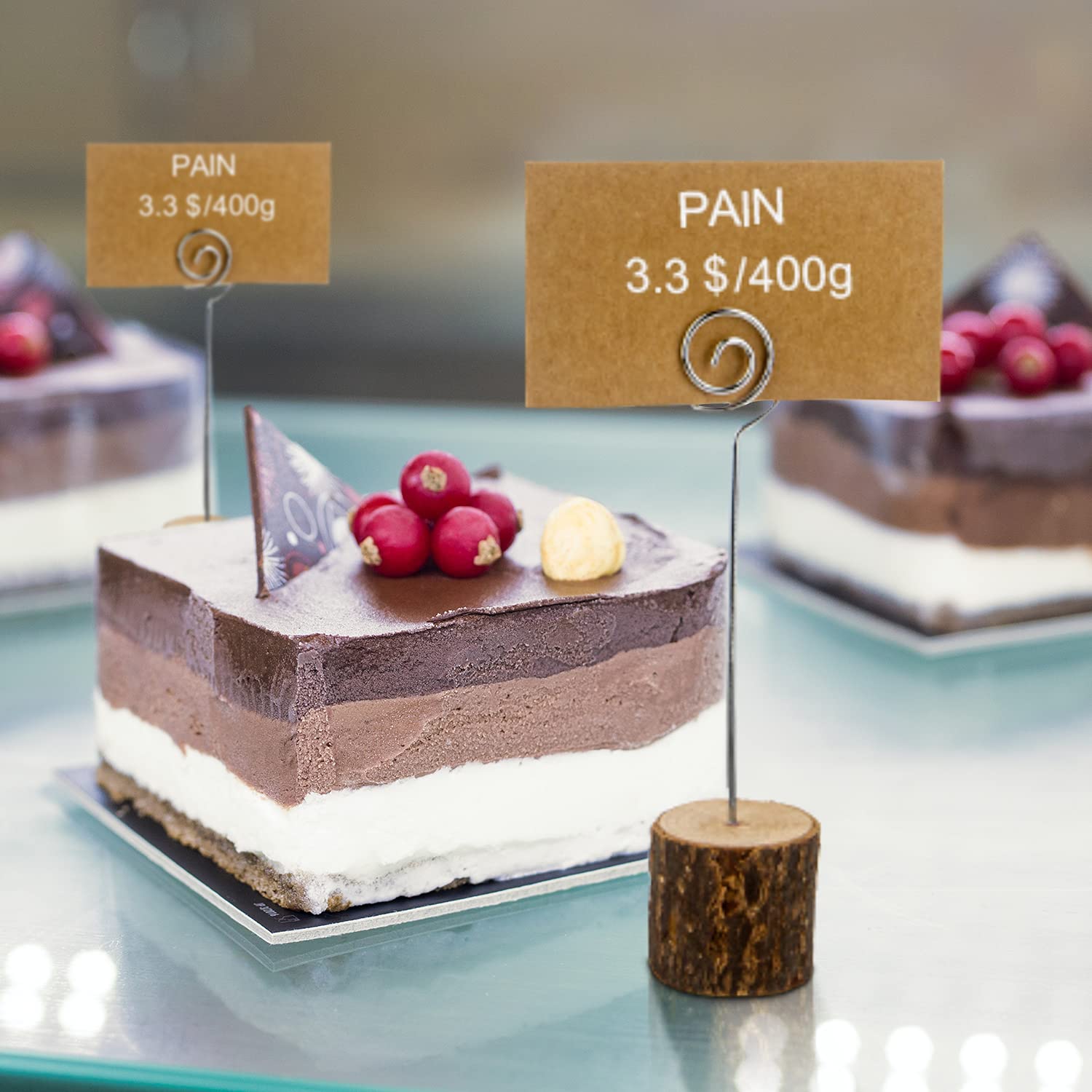 LepoHome 20 Pcs Rustic Wood Place Card Holders with Swirl Wire and 30 Pcs Kraft Place Cards, Wooden Table Number Holder Stand Photo Picture Note Clip LepoHome