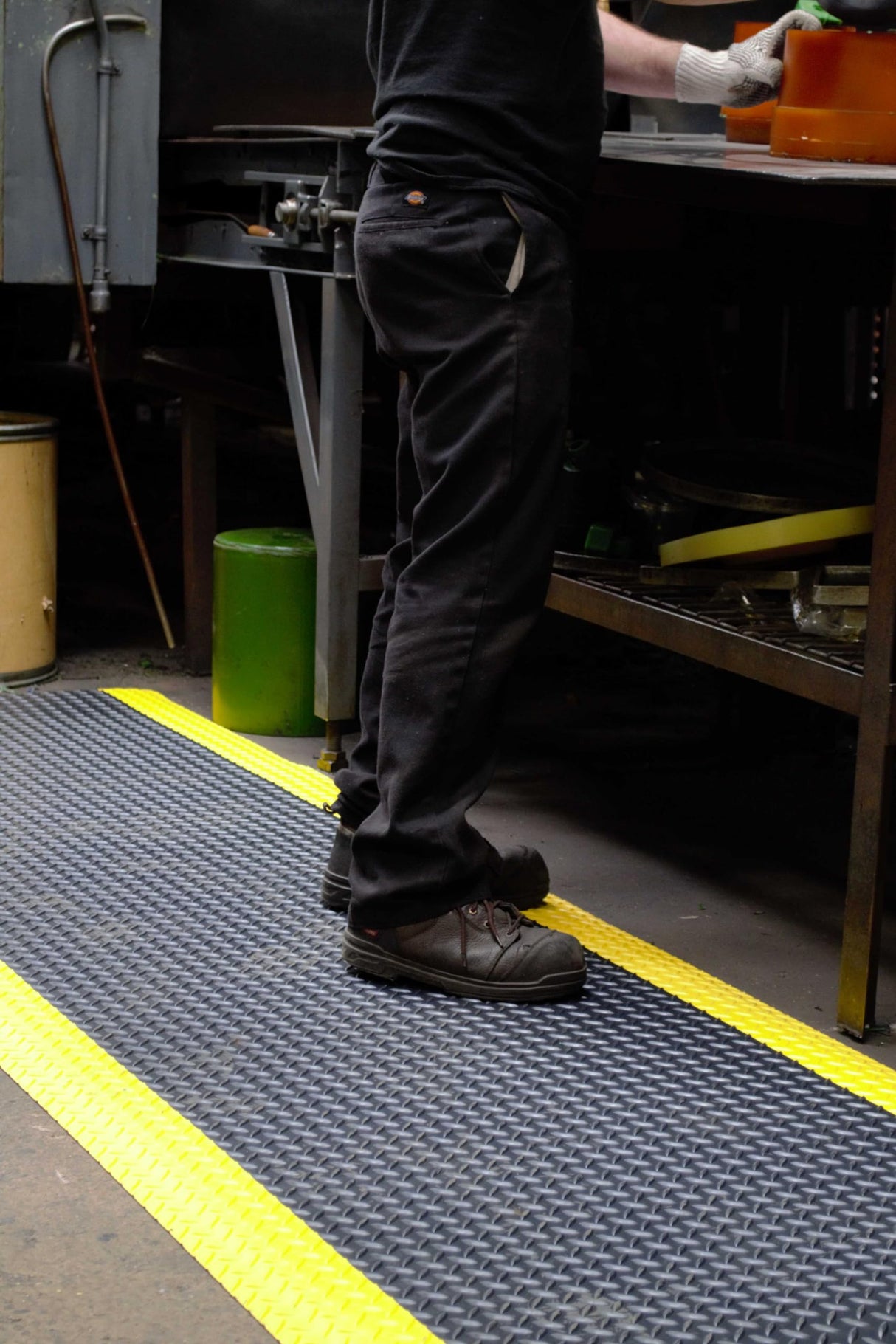 Wearwell UltraSoft Diamond-Plate SpongeCote Mat - Black/Yellow. Anti-Fatigue Workstation Mat. 3' W x 5' L x 15/16" Thickness. Nitricell Sponge. Wearwell