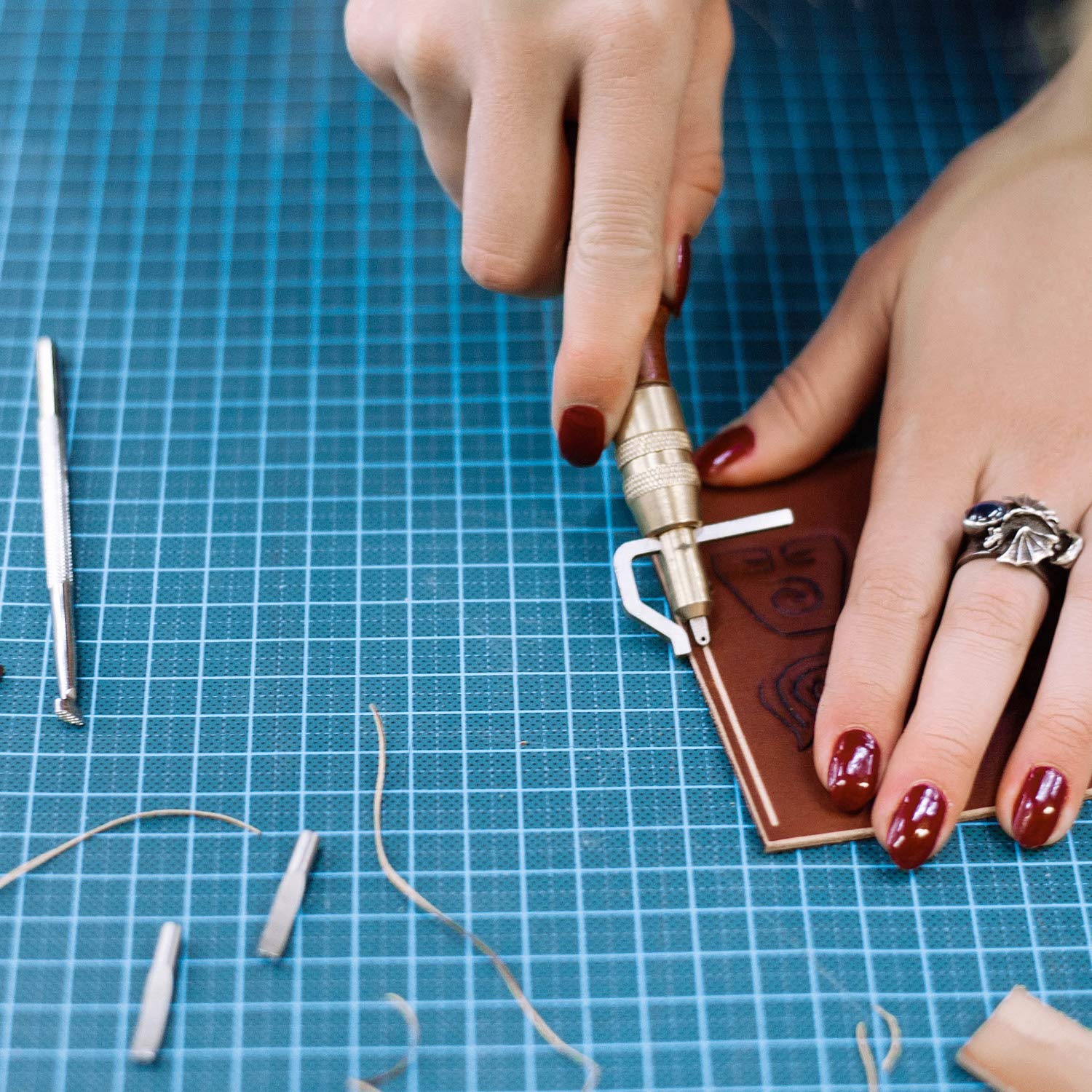 7 in 1 Leather Groover Tool and Leather Cutting Knife Set Adjustable Stitching Groover Leather Creasing Edge Leather Beveler Leather Grooving Tool Mudder