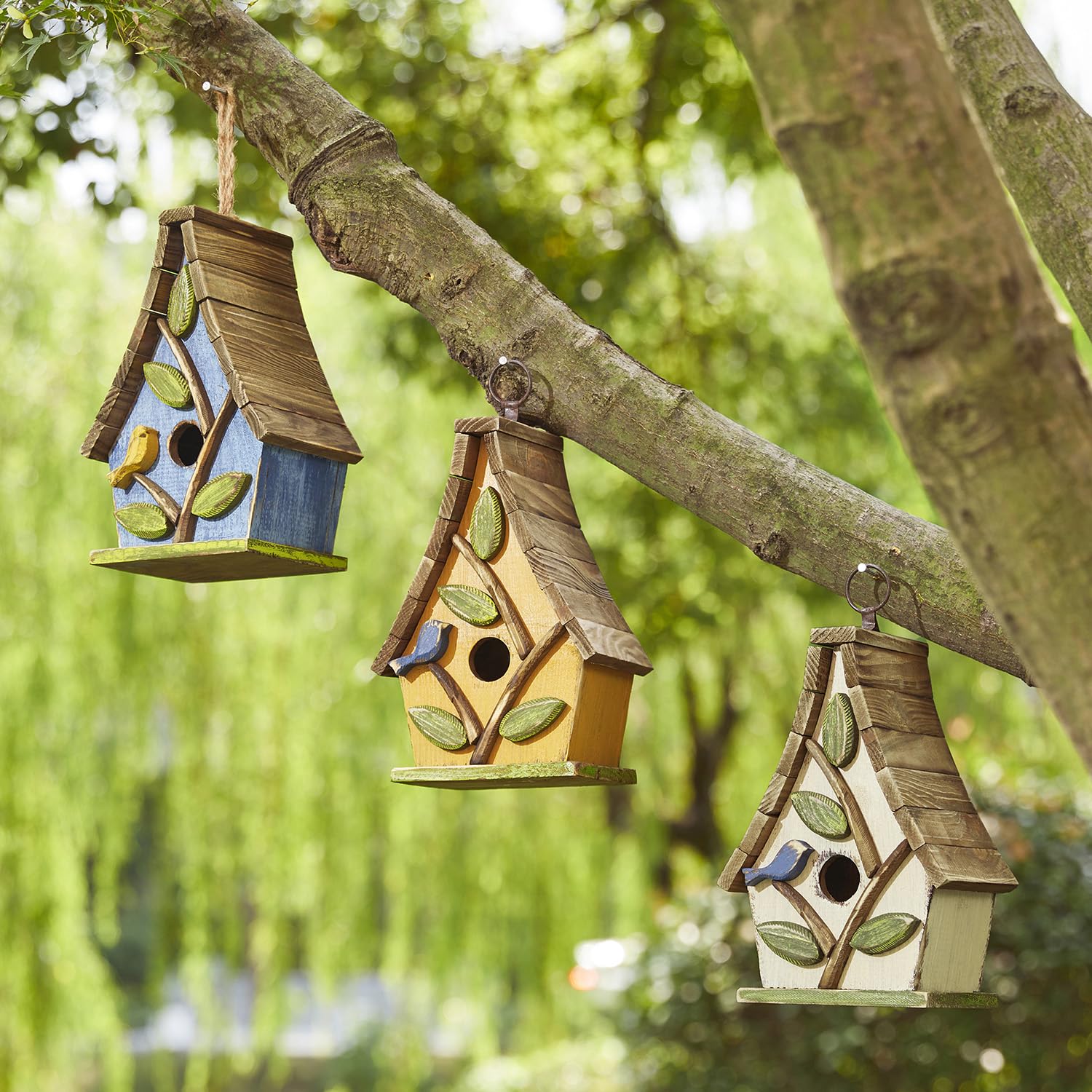 Glitzhome 9.5" H Garden Hanging Bird House Distressed Solid Wood Decorative Birdhouse with Natural Wood Pallet Roof and 3D Tree for Outdoors,Washed glitzhome