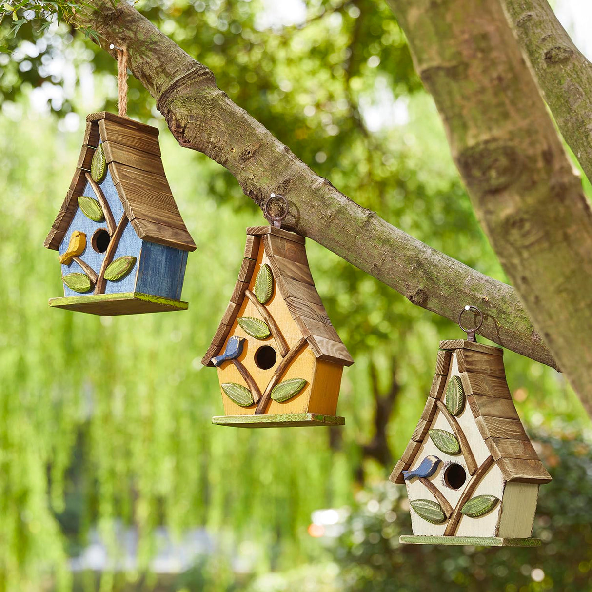 Glitzhome 9.5" H Garden Hanging Bird House Distressed Solid Wood Decorative Birdhouse with Natural Wood Pallet Roof and 3D Tree for Outdoors,Washed glitzhome