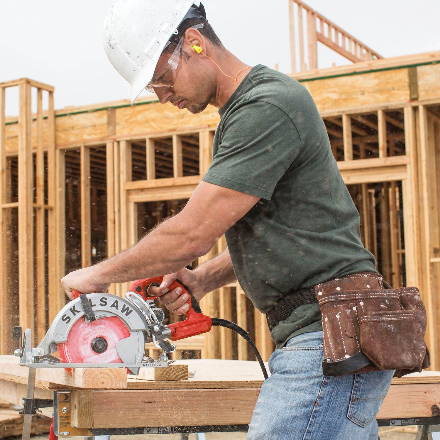 Skilsaw Magnesium Lightweight Worm Drive Circular Saw - 7 1/4in. 15 Amp, Model Number SPT77WML-22 SKILSAW