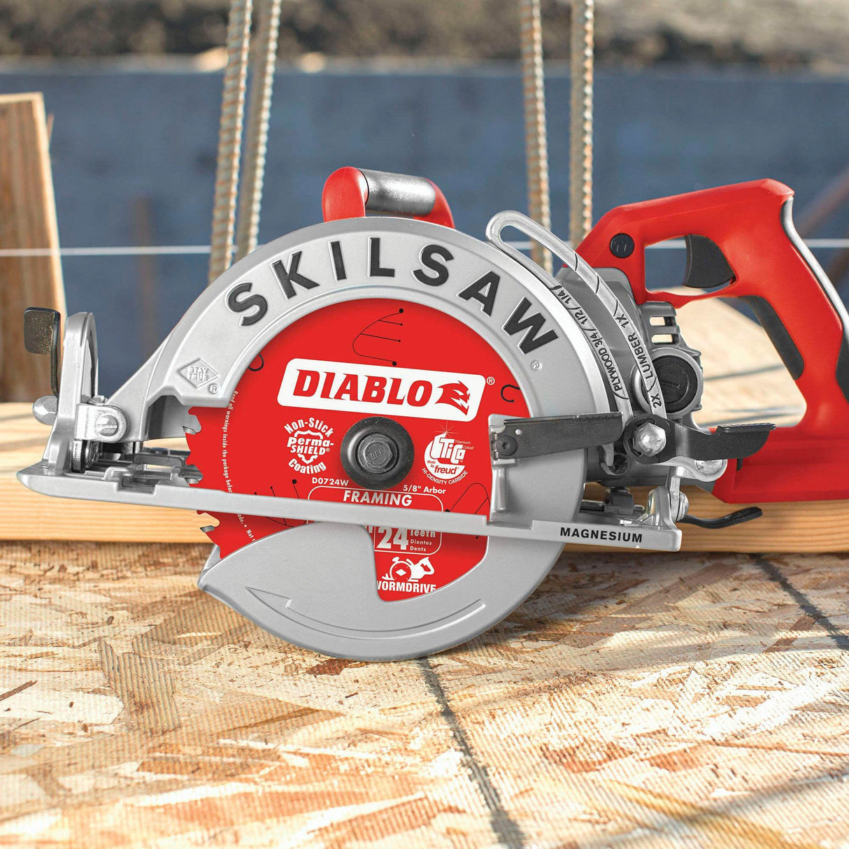 Skilsaw Magnesium Lightweight Worm Drive Circular Saw - 7 1/4in. 15 Amp, Model Number SPT77WML-22 SKILSAW
