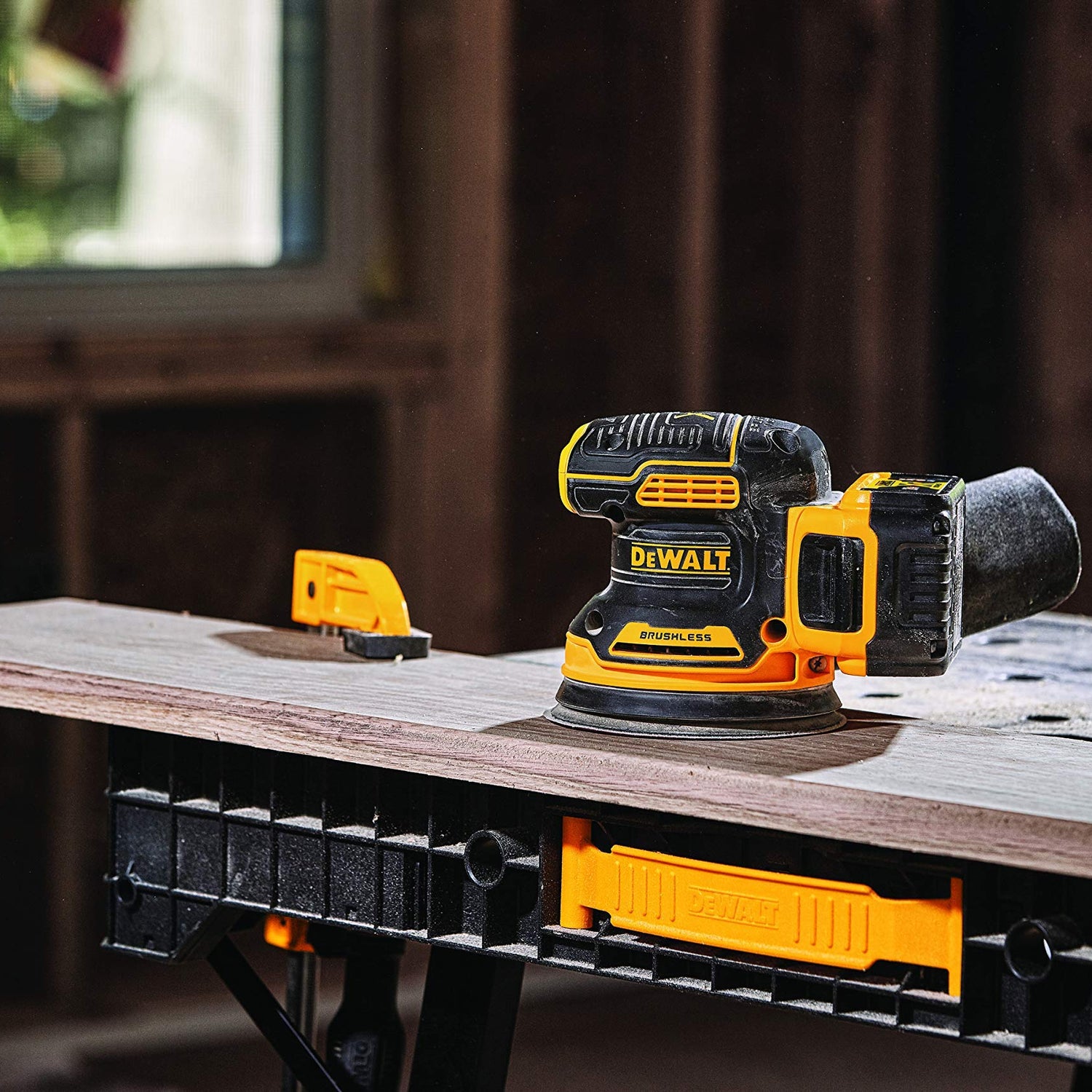 Dewalt DCW210BR 20V MAX XR Brushless Variable-Speed Lithium-Ion 5 in. Random Orbital Sander (Tool Only) (Renewed) DEWALT