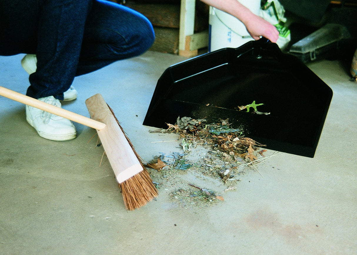 Emsco Group Enormous Yard & Garage Dust Pan – 24-Inch Mouth – Lightweight, Durable – Clip-On Features Emsco Group